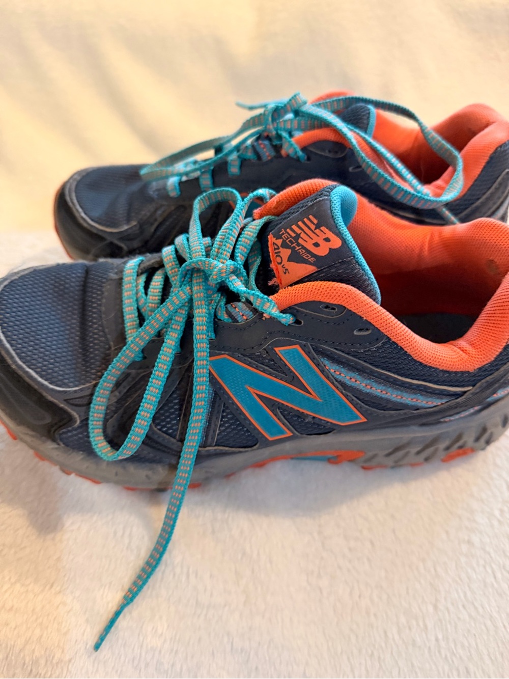 New Balance 410woman’s gray and Coral trail Athletic Sneakers with Teal Laces